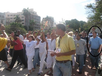 Agentes de Seguridad del Estado citan a periodista independiente de Hablemos Press Aqui+lo+vemos+junto+a+otros+oficiales+que+supuestamente+custodian+a+las+Damas+de+Blanco