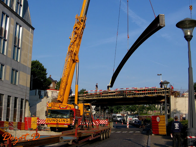 Liebherr LTM 1100 ( près de la gare du Palais a Liège, construction d'une passerelle )