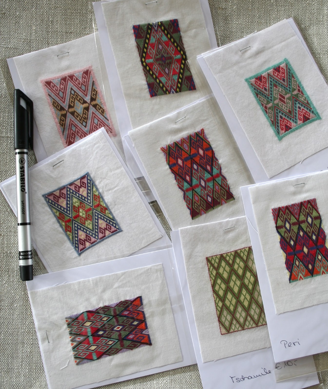 Embroidered squares / Carrés brodés Mary & Patch