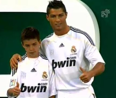 http://2.bp.blogspot.com/_KZ5qdgu3avM/Sl4A9xhiZyI/AAAAAAAABhA/Q-cWH5O4ZLY/s400/Cristiano%2BRonaldo%2BReal%2BMadrid%2Bshirt%2B.gif