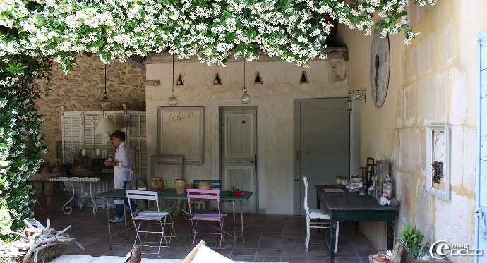 Atelier de Manon 21 sous un auvent entouré de jasmin en fleurs