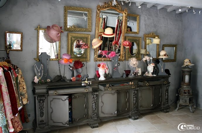 Ancienne enfilade italienne dans la boutique Petit Béguin à Uzès