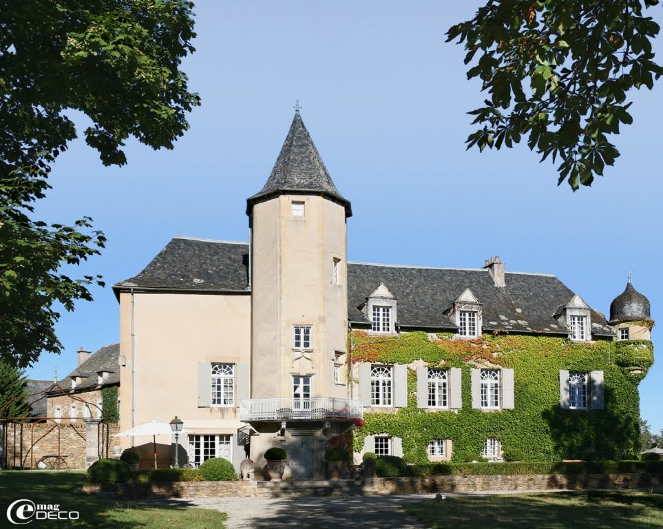 La façade antérieure du Château de Labro, maison d'hôtes de charme en Aveyron