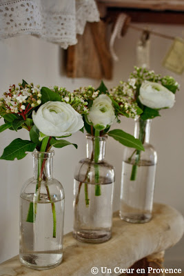 Trois bouquets dans des petites bouteilles