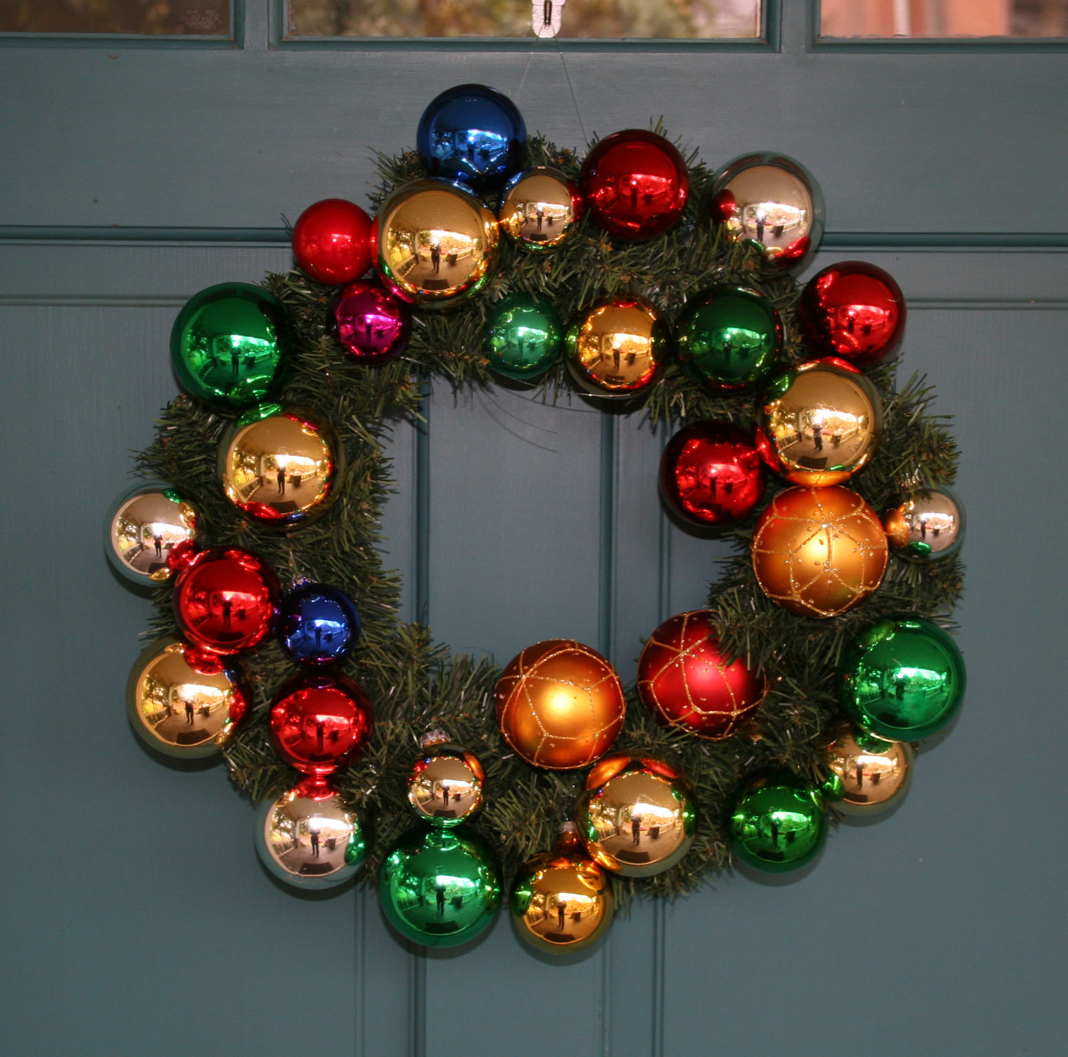 CraftyBitch DIY Bauble Wreath
