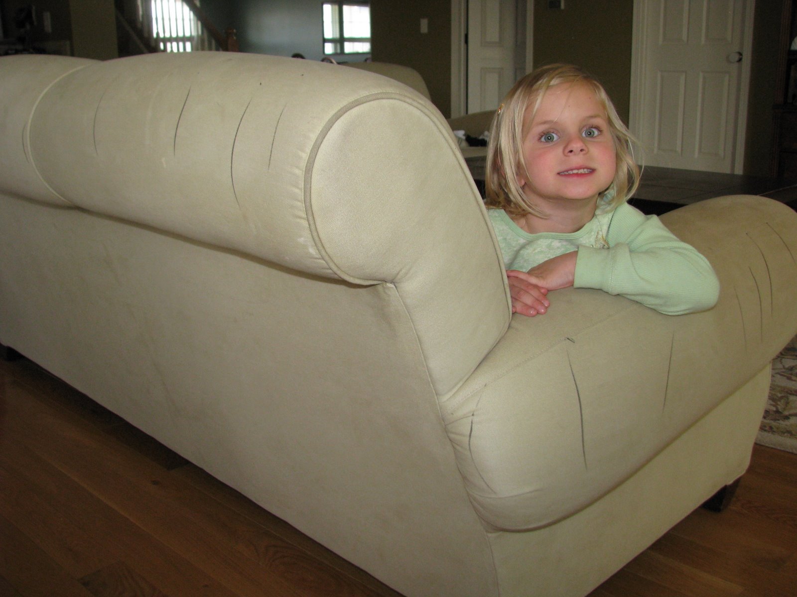 [couch+003.JPG]