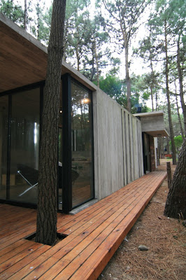 Modern Vacation House Design by Architects Maria Victoria Besonias