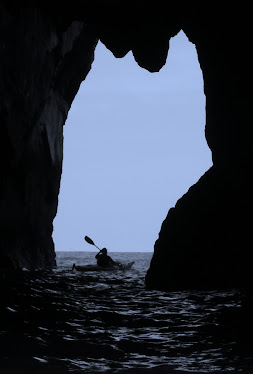 Aitor saliendo de la cueva de Gaztelugatxe