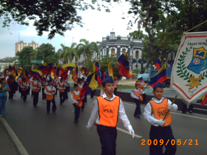 PATRULLA ESCOLAR FRENTE A LA ESCUELA BÁSICA DE LAS F.A.N.B.