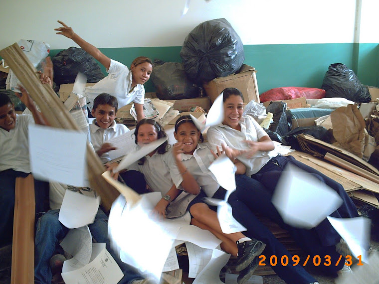 Estudiantes de 6to " C " en el deposíto de material reciclable