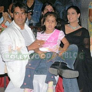 صور عائليه للفنانه كاجول وزوجها اجاى ديفغان Kajol+and+Ajay+Devgan,+with+daughter+Nysa