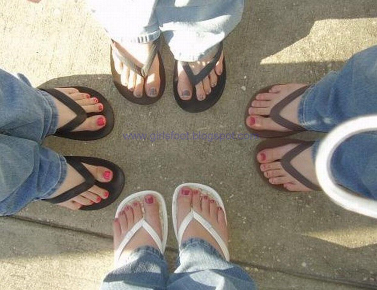 FOOTLOVER FOOTJOB On the beach playing four beautiful feet，They looked very healthy and