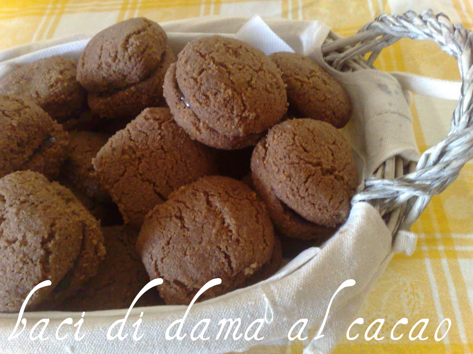 Due Biscotti Al Cioccolato Con In Mezzo La Crema il sapore del verde: BACI DI DAMA AL CACAO