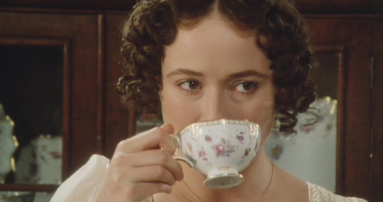 [lizzie+drinks+tea.JPG]