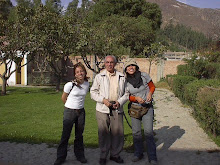 Héctor Amarante y dos amigas