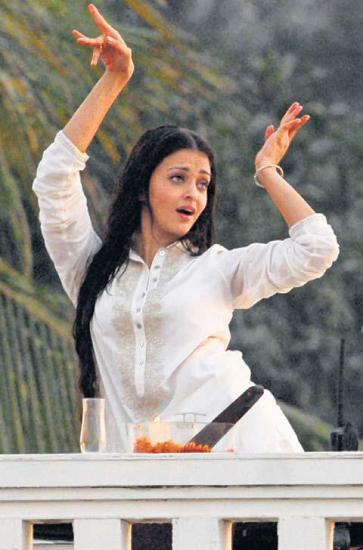 http://2.bp.blogspot.com/_LGuWo2KF6Lg/S7xpKaN2GHI/AAAAAAAAG6o/eY1Obl1rMoA/s640/aishwarya-rai-at-ravana-filming.jpg