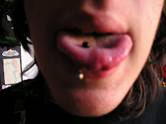 Piercing costado lengua.