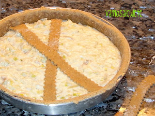 "TORTA-QUICHE" DE QUESO, PUERROS Y CEBOLLA Decoramos+con+tiras+de+masa