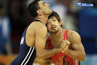 Funny-poses-wrestlers-15.jpg
