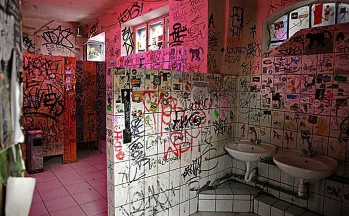 51 Creative Bathroom Wall Graffiti Designs | Curious, Funny Photos ...