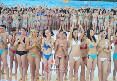 Ragazze in bikini a Pechino