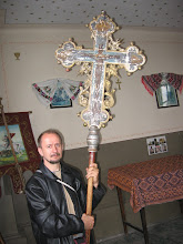 Istensegíts-Tibeni,a megtalált régi kereszttel, 2006.jpg