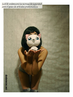 chica desnuda detrás de su peluche