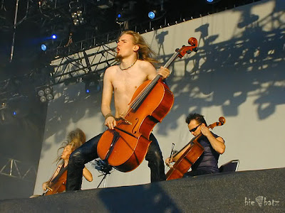 http://2.bp.blogspot.com/_LXqBXJEfW0A/SQF3Q2EPYgI/AAAAAAAAMGw/PsXGs7RjsDE/s400/Apocalyptica3.jpg