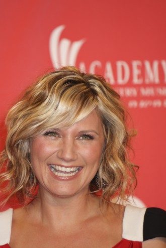 wavy hair for summer 2010: Meg Ryan's short wavy hairstyle has become very wavy hair for summer 2010: Meg Ryan's short wavy hairstyle has become very
