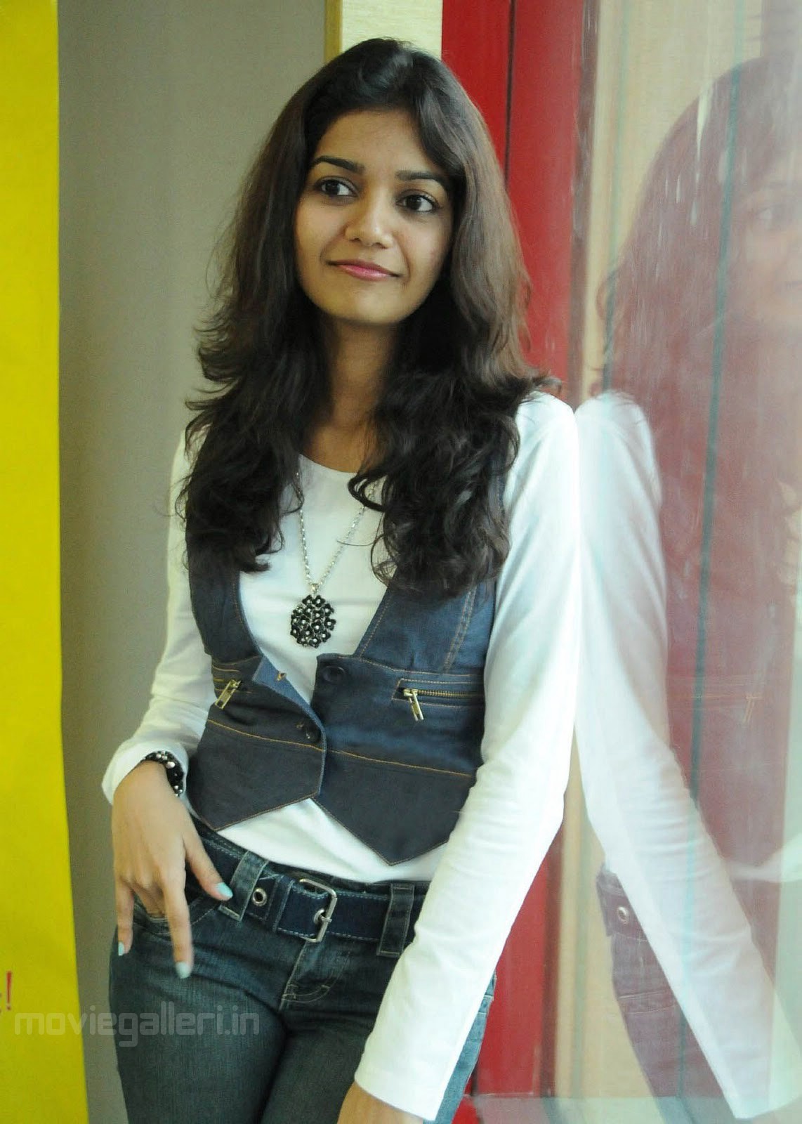 http://2.bp.blogspot.com/_Lb7wWaGboOw/TU_ArPj0T9I/AAAAAAAAEf8/5_-xyCP-jxA/s1600/colors_swathi_latest_photos_radio_mirchi_06.jpg