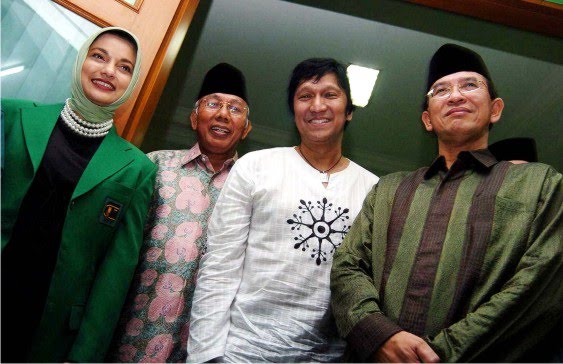 Pemimpin Partai PPP & Batik