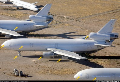 Tre KC-10 (aerocisterne) interamente rivestiti di materiale protettivo.