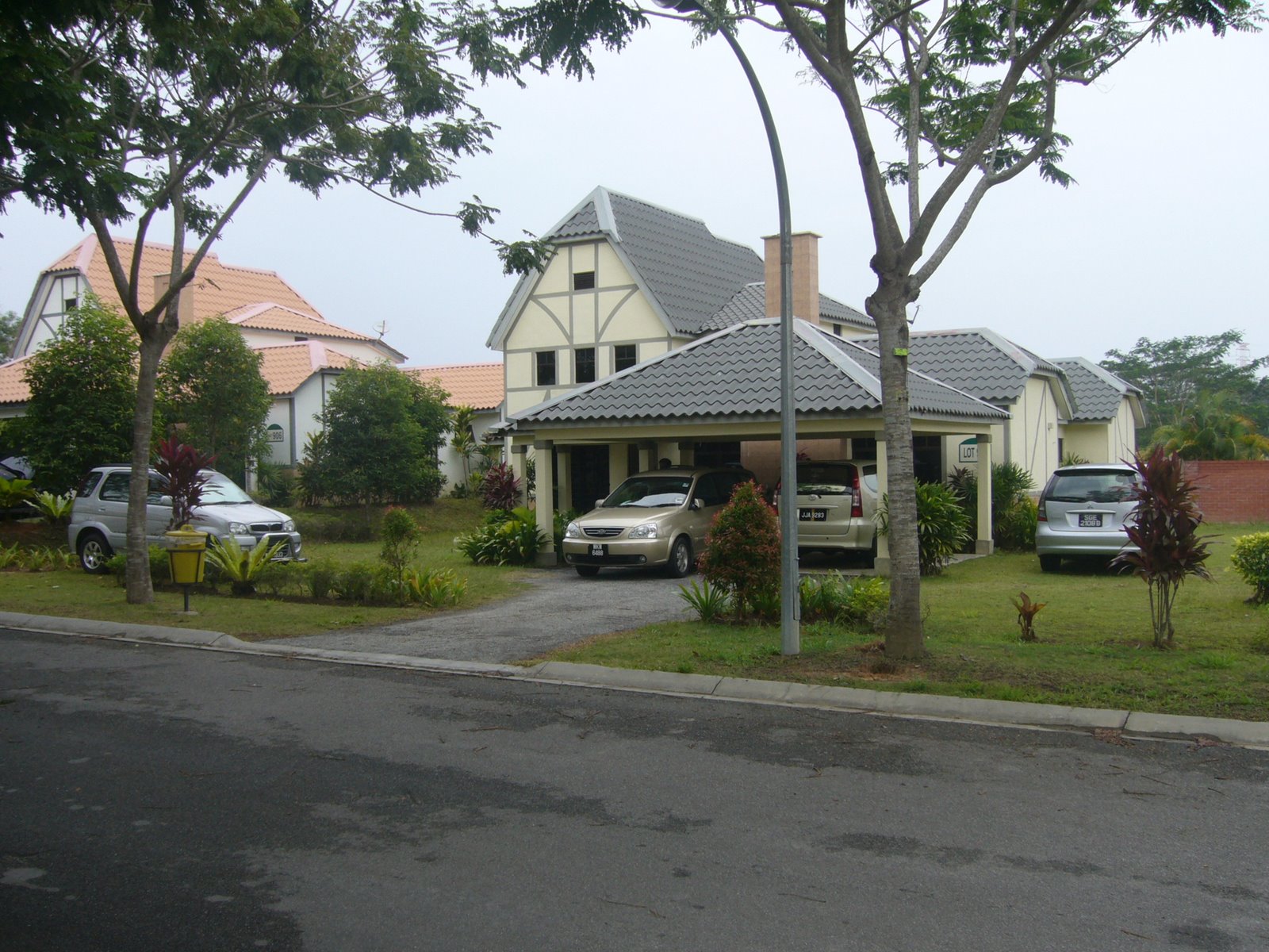 [A'+Famosa+bungalows...hehe...behind+got+pool!...lol.JPG]