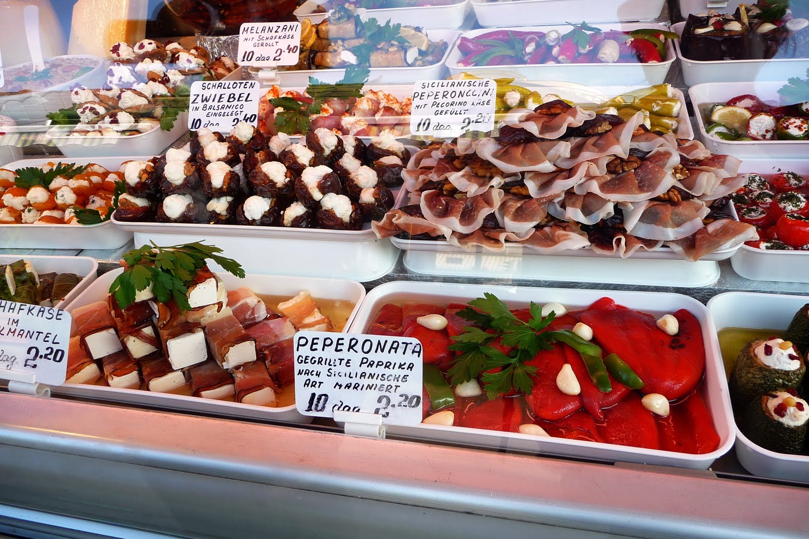 [攤販很多，食物也還算便宜。.jpg]