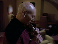 Picard tocando la flauta ressikana (© Paramount Pictures)
