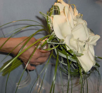 Bouquet de Calas blancas con belgrast