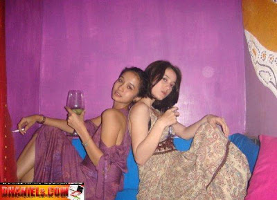 Artis Wanita Indonesia Yang Ketahuan Nge-rokok - dhanie