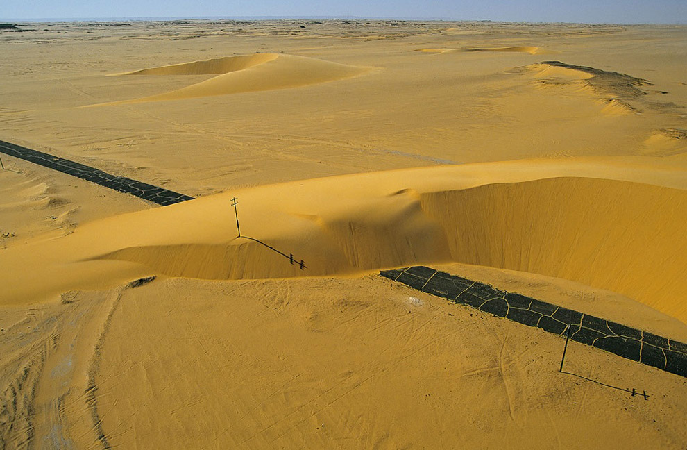 [carretera+tallada+per+la+duna+a+Nile+Valley+Egypt.jpg]