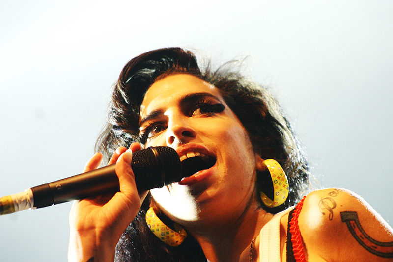 [800px-Amy_Winehouse_Eurockeennes_2007.jpg]