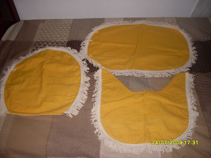 Conjunto de banheiro amarelo