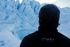 Hombre mirando al glaciar