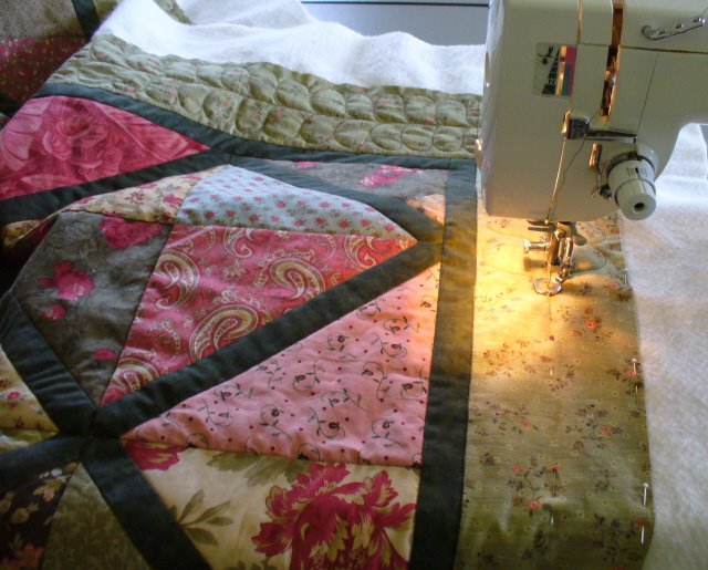 [Criss+Cross+feather+quilting+in+the+border.jpg]