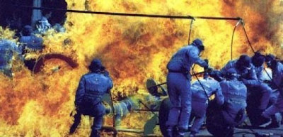 O incêndio no carro de Verstappen 1994 ao reabastecer nos Boxes da Benetton, durante o GP da Alemanha de Fórmula 1 - by lonelyimpressions.wordpress.com 