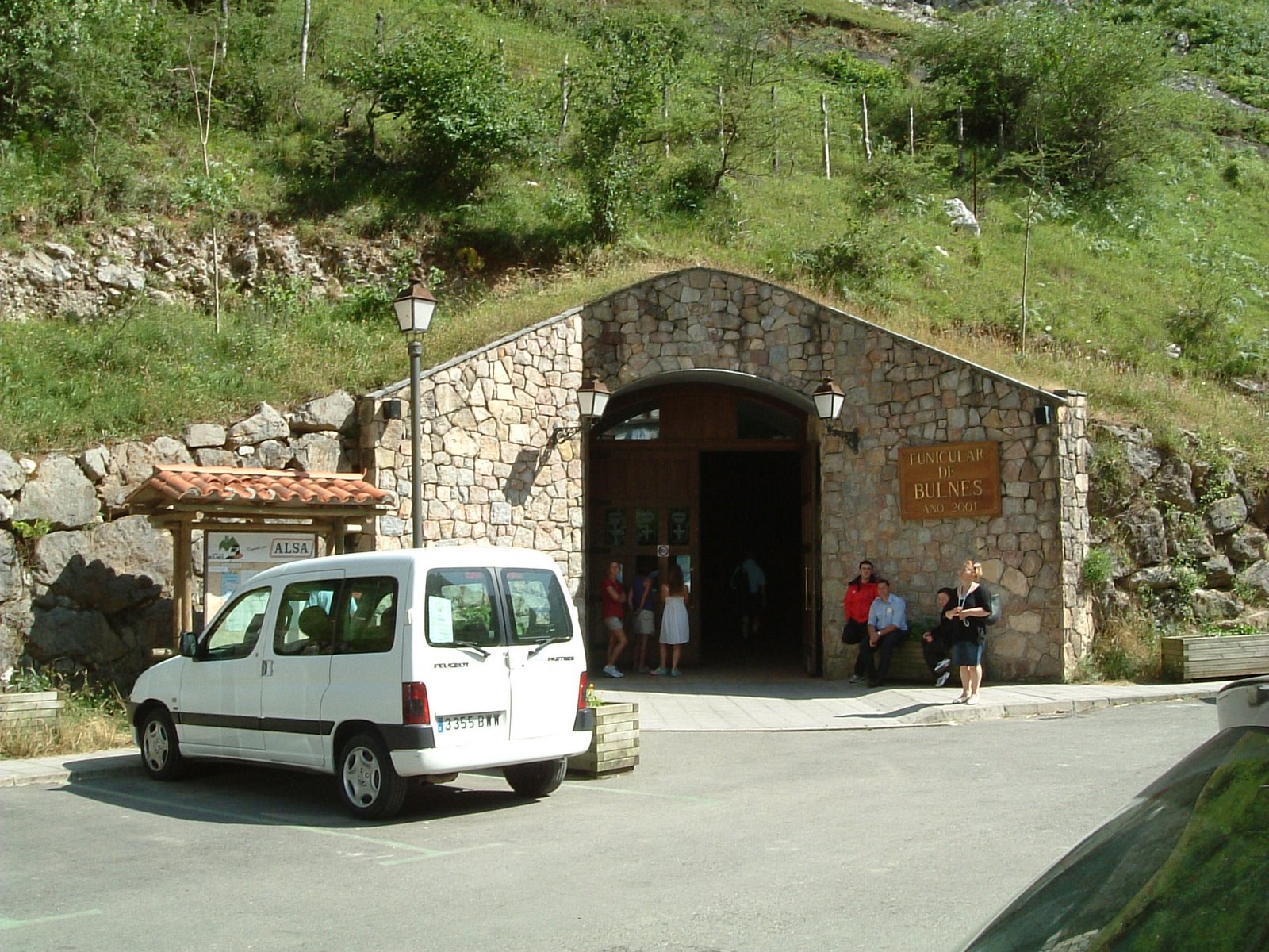 [entarada+al+funicular+de+bulnes.JPG]
