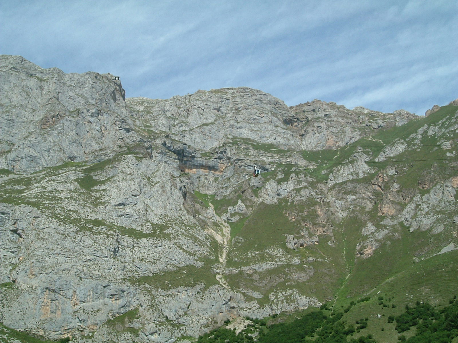 [teleferico+de+fuentede1.JPG]