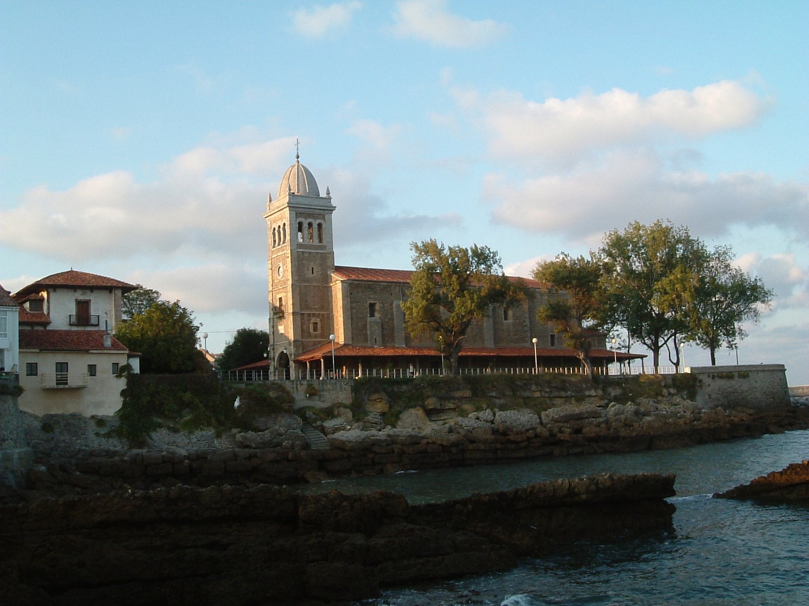 [iglesia+de+luanco.JPG]