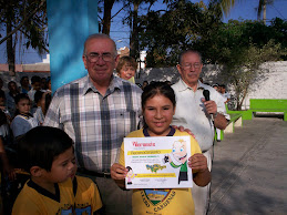 DIANA PAOLA RECIBE DIPLOMA