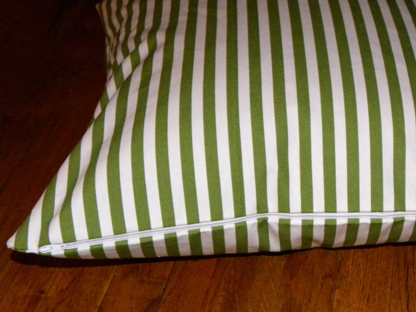 A Load Of Craft Tutorial How To Make A Zippered Throw Pillow Cover