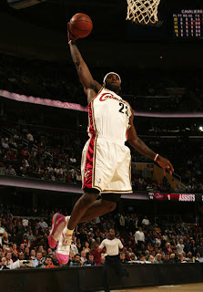 lebron james pink breast cancer shoes