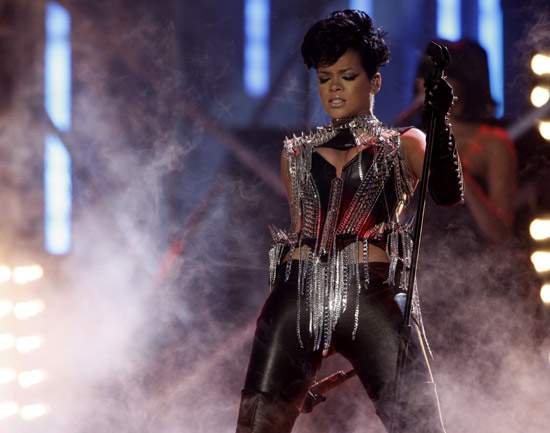 [Rihanna-AMA-05.jpg]